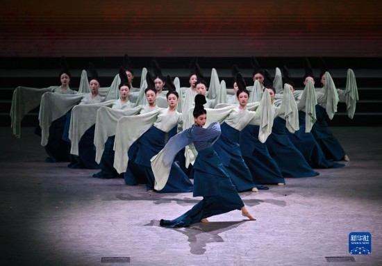 7月29日，演員在聯(lián)歡會(huì)現(xiàn)場(chǎng)表演《只此青綠》。新華社記者 蔡湘鑫 攝