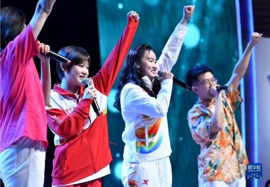 7月29日，中國(guó)運(yùn)動(dòng)員張家齊（左二）在聯(lián)歡會(huì)現(xiàn)場(chǎng)演唱。新華社記者 張端 攝