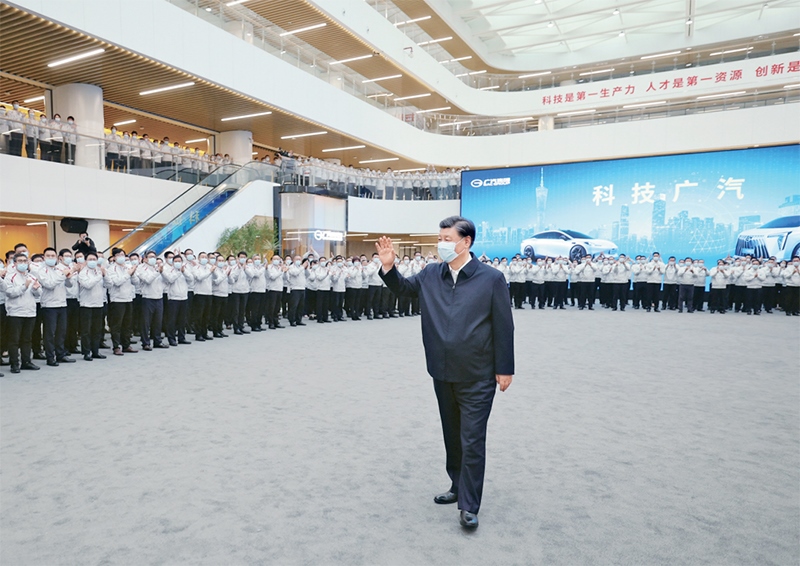 2023年4月10日至13日，中共中央總書記、國家主席、中央軍委主席習(xí)近平在廣東考察。這是12日下午，習(xí)近平在廣汽研究院向職工們揮手致意。 新華社記者 鞠鵬/攝