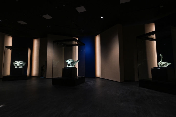 7月26日在三星堆博物館新館拍攝的展品。新華社記者 王曦 攝
