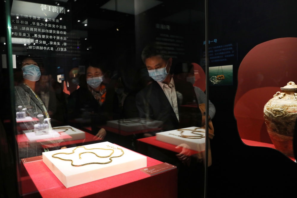 參觀者在上海臨港新城的中國航海博物館航海文物展上的“南海一號(hào)”出水的宋代金項(xiàng)飾展柜前駐足觀看（2020年12月28日攝）。新華社記者 方喆 攝