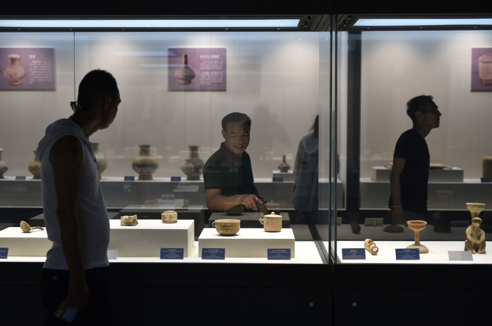 游人在廣西合浦縣漢代文化博物館內(nèi)參觀（2019年5月24日攝）。新華社記者 魯鵬 攝