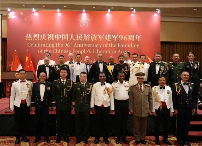 圖為徐勝武官與參加招待會(huì)的各國(guó)武官、武官處代表合影。中國(guó)駐印度尼西亞使館供圖