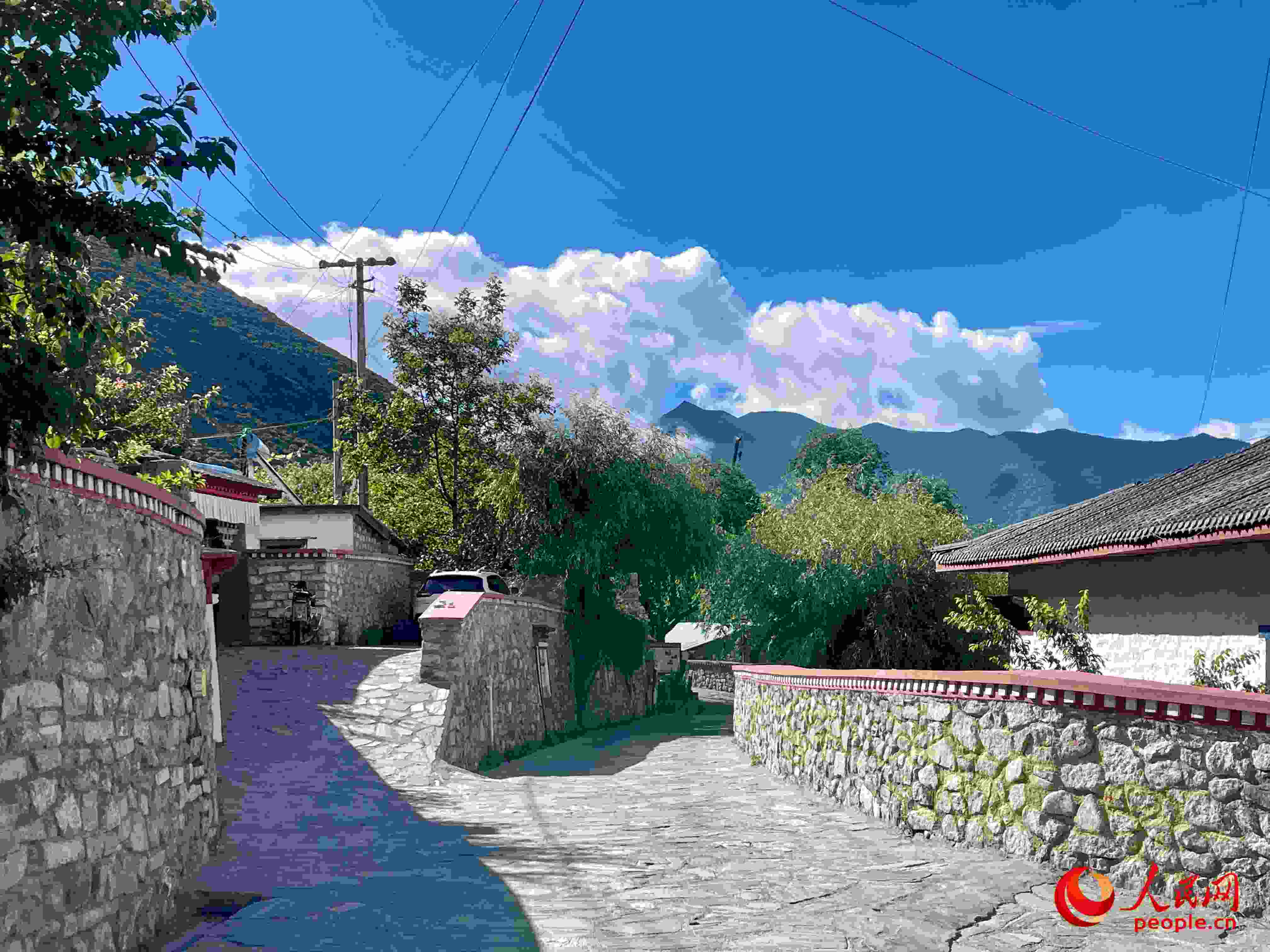 嘎拉村的村貌。人民網(wǎng) 周靜圓攝