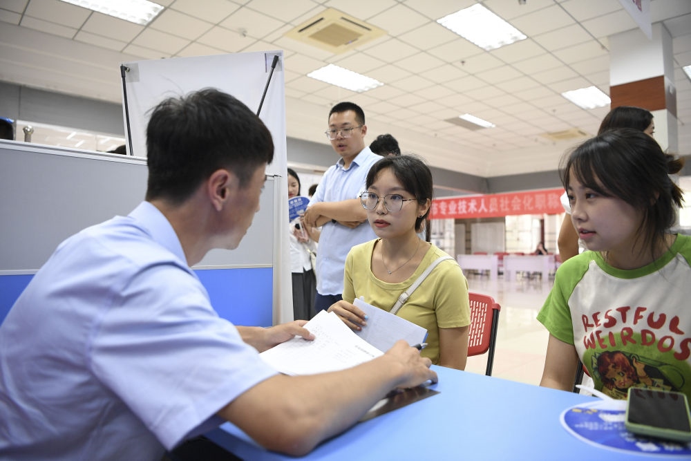 2023年7月29日，“揚就業(yè)之帆，啟夢想之旅”2023年寧夏（銀川）離校未就業(yè)高校畢業(yè)生招聘會在寧夏（銀川）人力資源服務產(chǎn)業(yè)園舉行。求職者（右）在招聘會現(xiàn)場與用人單位交流。新華社記者 馮開華 攝