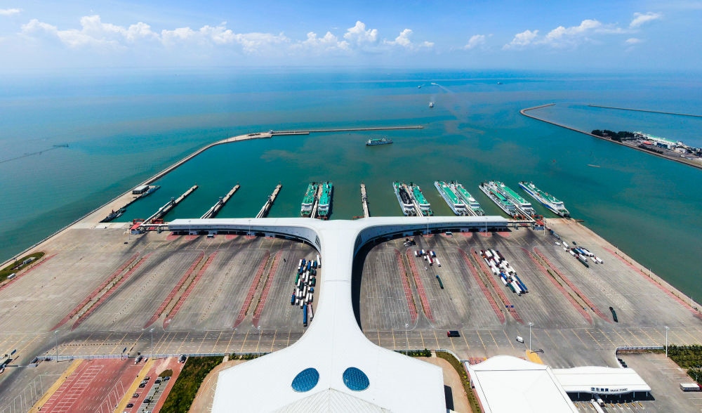 廣東省湛江市徐聞港風光（2023年5月26日攝，無人機照片）。徐聞港是瓊州海峽北岸最主要的客貨運輸港口，是連接粵港澳大灣區(qū)與海南自由貿(mào)易港的重要港口。新華社記者 鄧華 攝