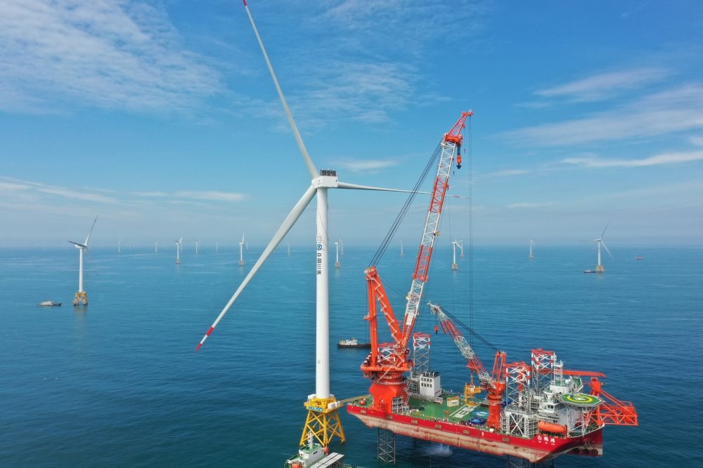 2023年6月28日拍攝的全球首臺16兆瓦海上風電機組吊裝現(xiàn)場（無人機照片）。新華社記者 林善傳 攝