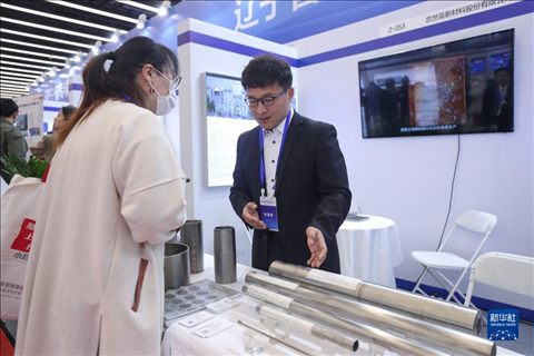 4月8日，參展商在2023中國中小企業(yè)發(fā)展大會“專精特新”中小企業(yè)展覽會上向觀眾介紹產(chǎn)品。新華社記者 龍雷 攝