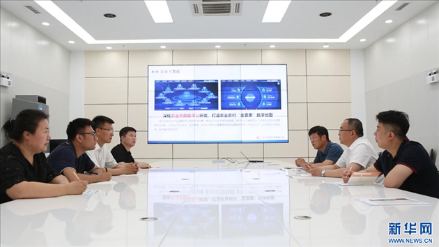 相關(guān)部門工作人員來到遼寧牧龍科技有限公司，了解企業(yè)訴求。新華網(wǎng)丁成玉攝