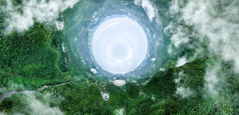 6月22日拍攝的“中國天眼”全景（維護保養(yǎng)期間拍攝，無人機全景拼接照片）。新華社記者 歐東衢 攝