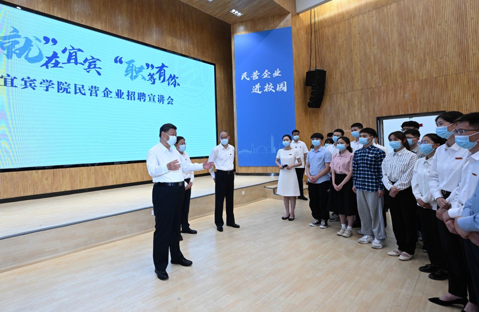 2022年6月8日，習(xí)近平總書記在四川考察。這是8日下午，總書記在宜賓學(xué)院考察時(shí)，向正在參加企業(yè)招聘宣講會(huì)的教師、學(xué)生、企業(yè)負(fù)責(zé)人了解企業(yè)招工需求和畢業(yè)生簽約率等情況。