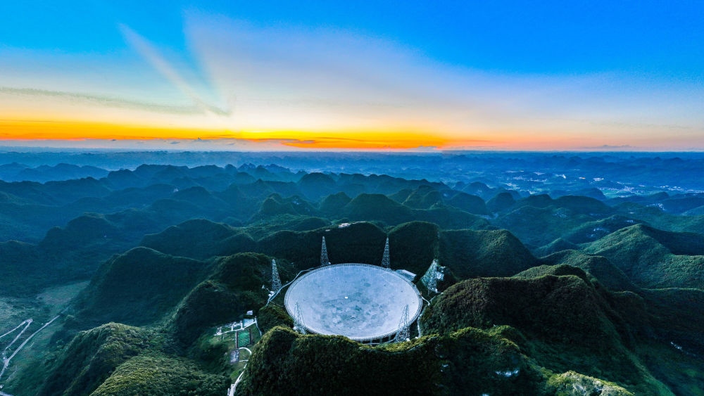 2022年7月21日，霞光中的“中國天眼”（維護保養(yǎng)期間拍攝）。新華社記者 歐東衢 攝