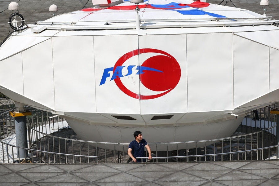 2022年8月25日，F(xiàn)AST運行和發(fā)展中心常務(wù)副主任、總工程師姜鵬在饋源艙前（維護保養(yǎng)期間拍攝）。新華社記者 歐東衢 攝