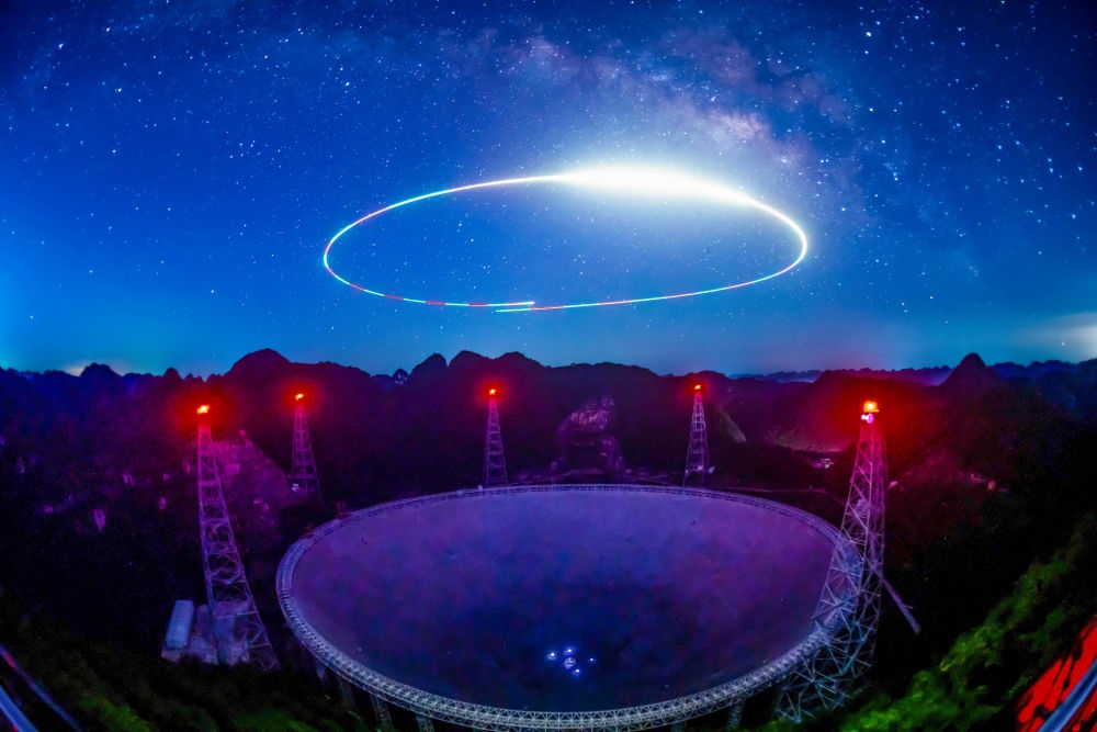 2022年7月24日拍攝的“中國天眼”夜景（維護保養(yǎng)期間拍攝，無人機光繪）。新華社記者 歐東衢 攝