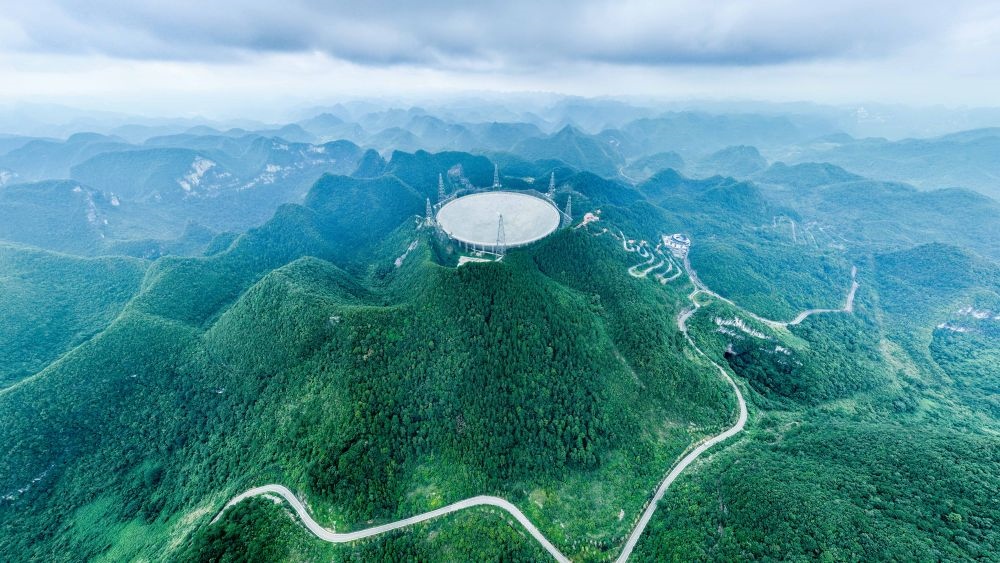 7月26日拍攝的“中國天眼”全景（維護保養(yǎng)期間拍攝）。新華社記者 歐東衢 攝