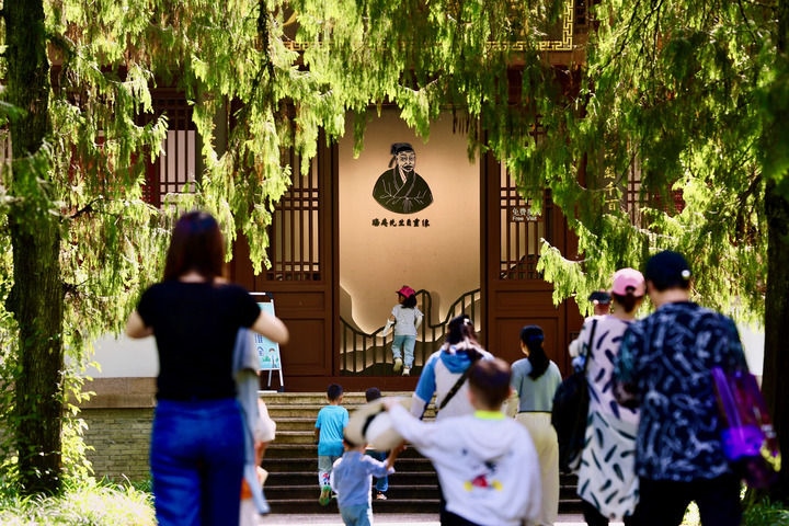 游客參觀位于福建武夷山朱熹園的武夷精舍（2022年6月6日攝）。新華社記者 姜克紅 攝