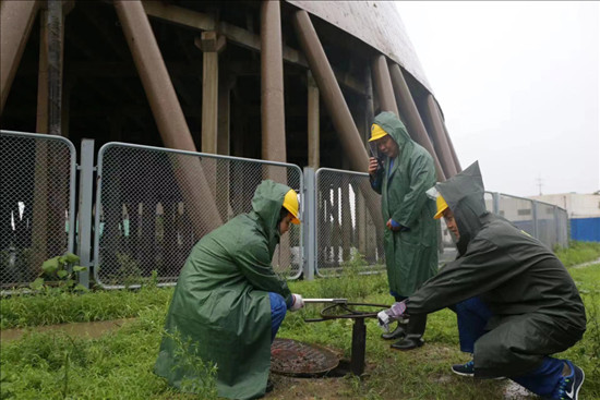 華能北京熱電廠員工操作排水閥降低水塔水位。 受訪者供圖