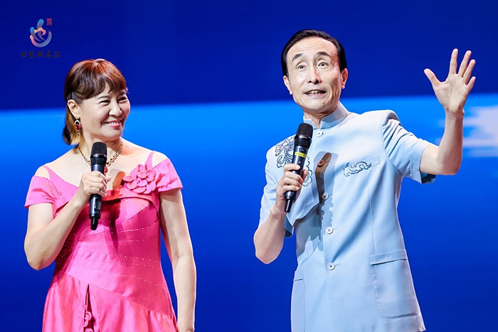 小品表演藝術(shù)家鞏漢林、金珠在演出現(xiàn)場。主辦方供圖
