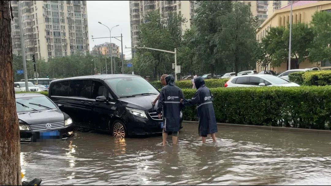 中國太保產(chǎn)險北京分公司及時處理被淹車輛。受訪者供圖