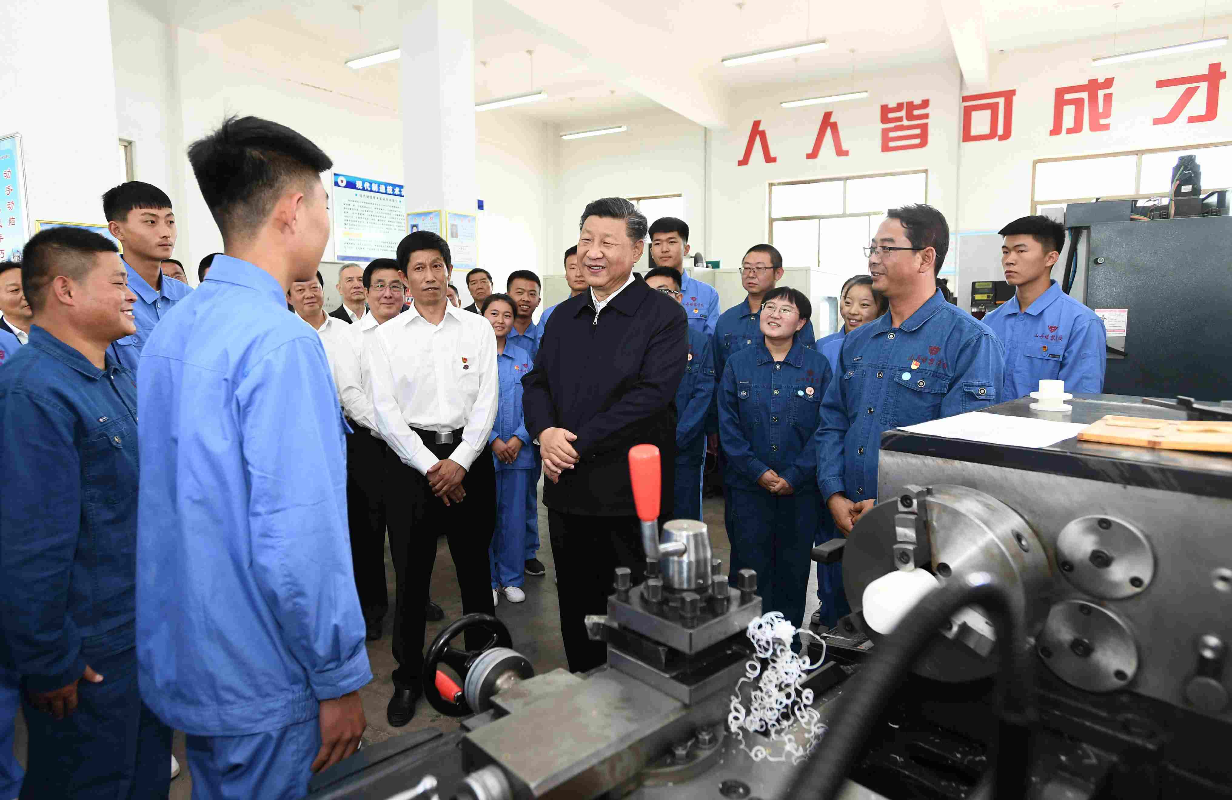 2019年8月20日，習(xí)近平在甘肅省張掖市山丹培黎學(xué)?，F(xiàn)代制造技術(shù)實(shí)訓(xùn)室，觀看職業(yè)技能實(shí)訓(xùn)，同師生親切交流。