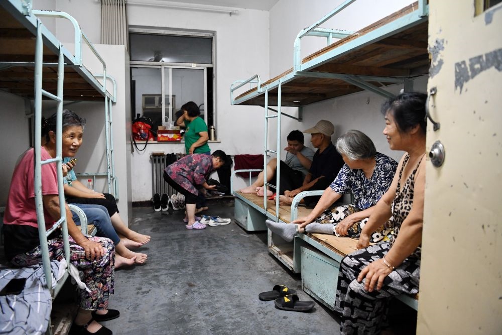 群眾在河北省涿州市職教中心安置點(diǎn)內(nèi)休息（8月1日攝）。新華社記者 牟宇 攝