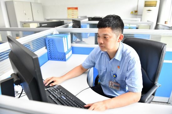 工作中的康凱。航空工業(yè)沈飛供圖