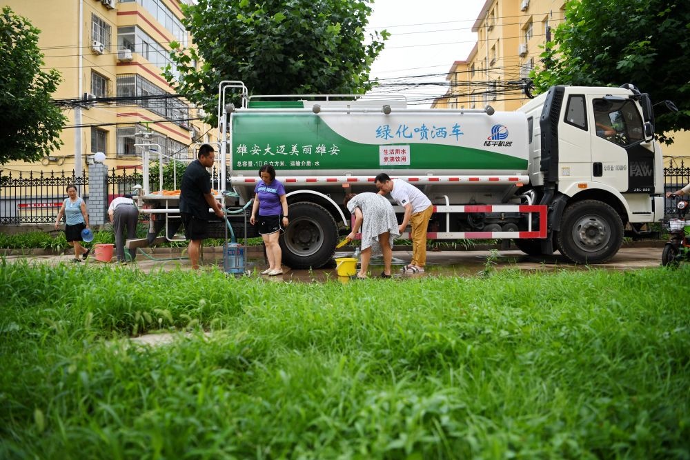 河北省涿州市新星小區(qū)居民從供水車?yán)锝铀?月4日攝）。新華社記者 牟宇 攝
