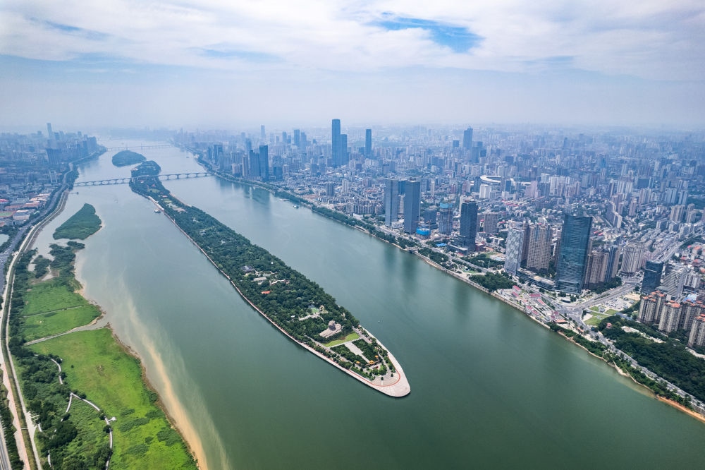 這是6月9日拍攝的長沙橘子洲景區(qū)（無人機(jī)照片）。新華社記者 陳思汗 攝