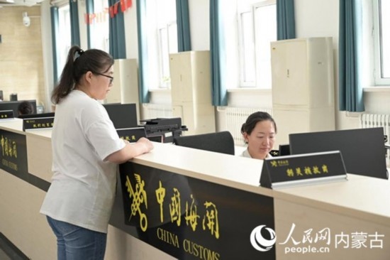 代理報關(guān)企業(yè)正在滿洲里車站海關(guān)綜合服務(wù)大廳辦理業(yè)務(wù)。人民網(wǎng) 寇雅楠攝