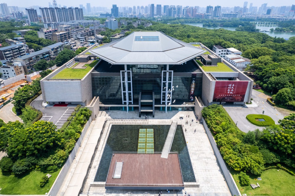 這是在長沙市開福區(qū)拍攝的湖南博物院及周邊景色（無人機(jī)照片，6月7日攝）。新華社記者 陳思汗 攝