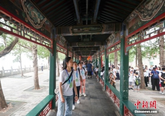 圖為學(xué)員們游覽長廊。<a target='_blank' href='/'><p align=