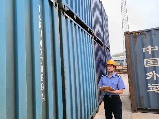 鐵路貨運員在檢查集裝箱箱體情況、記錄箱號。中國鐵路廣州局集團有限公司供圖