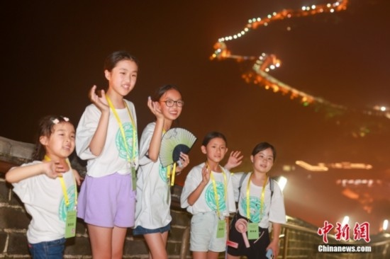 8月9日晚，2023海外華裔青少年夏季研學(xué)營的學(xué)員們夜游八達嶺長城。圖為學(xué)員們在長城上拍照。<a target='_blank' href='/'><p align=