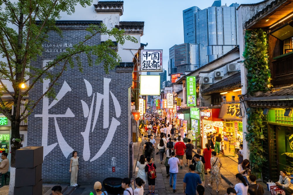 游客在長沙市天心區(qū)太平老街打卡、游玩（無人機(jī)照片，6月7日攝）。新華社記者 陳思汗 攝