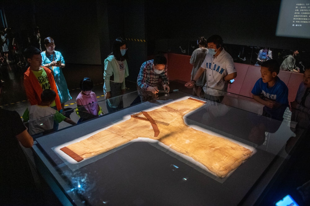 在湖南博物院，游客在參觀馬王堆漢墓出土文物“素紗單衣”（6月7日攝）。新華社記者 陳思汗 攝
