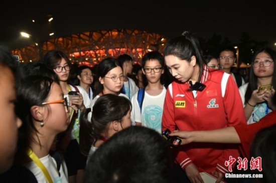 圖為小學(xué)員向李曉霞分享自己運動經(jīng)歷。<a target='_blank' href='/' ><p align=