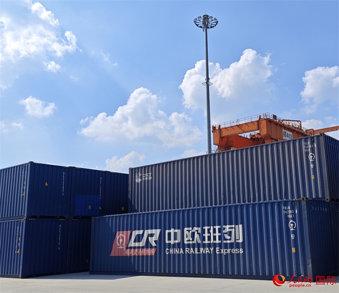8月3日，中歐班列（中豫號）集裝箱在鄭州車站海關(guān)等候查驗。人民網(wǎng) 崔譯戈攝