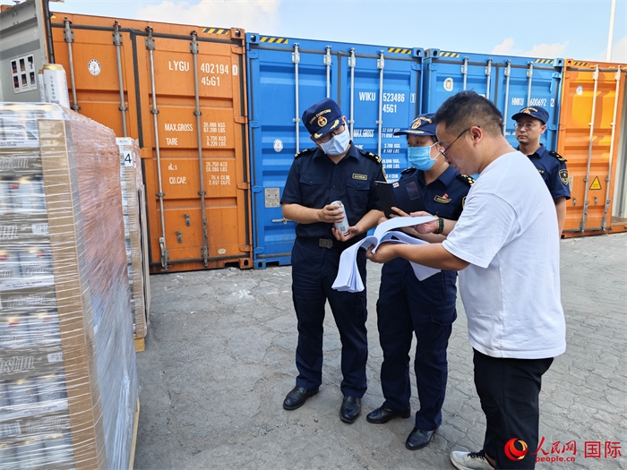 8月3日，鄭州車站海關(guān)工作人員在查驗報關(guān)貨物。人民網(wǎng) 崔譯戈攝