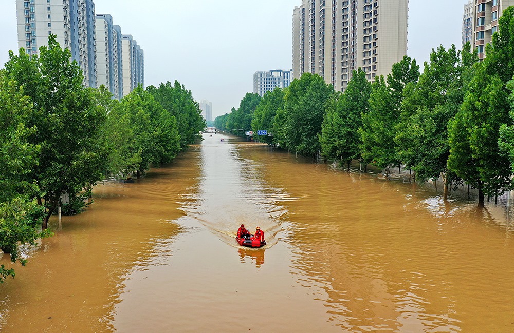 2023年8月2日，救援人員在河北省涿州市市區(qū)乘坐沖鋒舟前去轉(zhuǎn)移受災(zāi)群眾。
