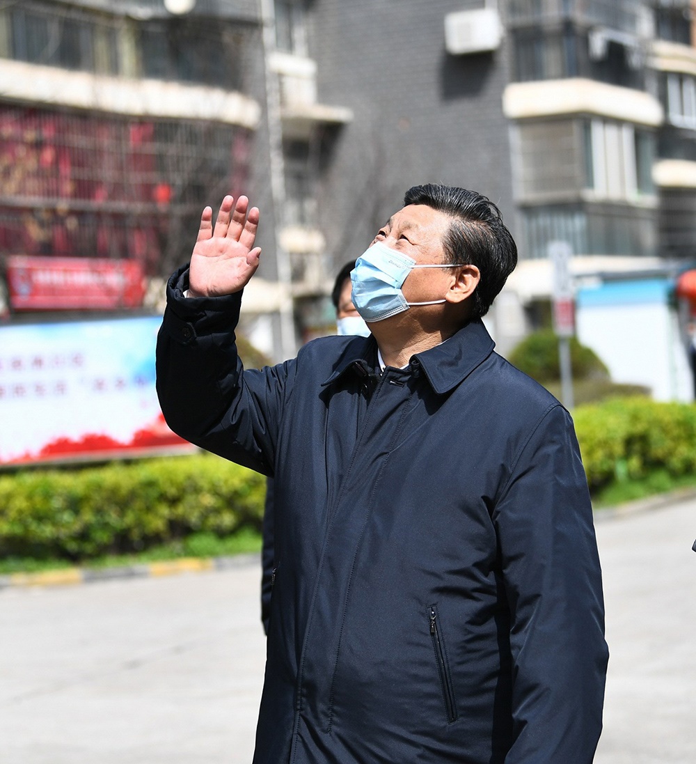 2020年3月10日，習(xí)近平總書記在湖北省武漢市東湖新城社區(qū)考察時(shí)，向在家隔離居住的居民揮手致意、表示慰問。