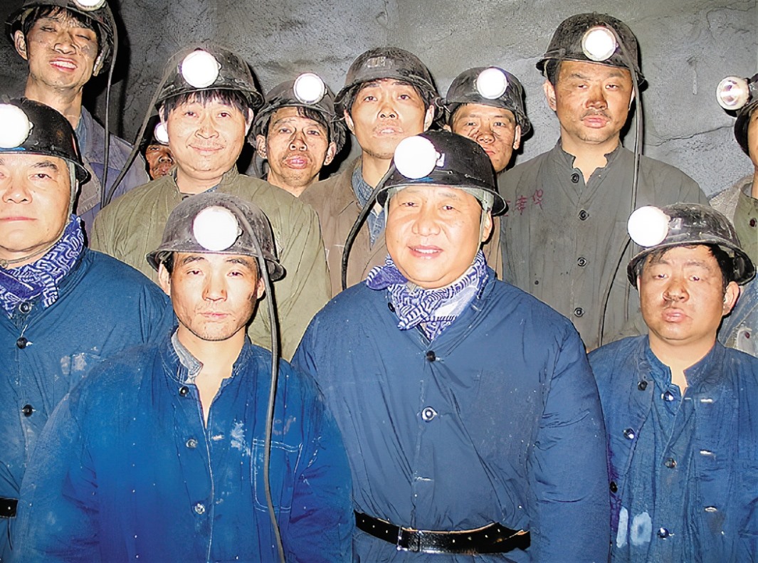 2005年1月26日，習(xí)近平在浙江省湖州市長興縣長廣煤礦井下慰問煤礦工人。