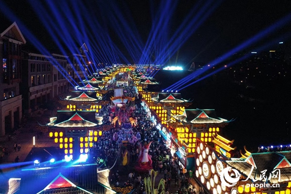 廣西南寧市良慶區(qū)的“南寧之夜”街區(qū)燈火璀璨。人民網 王勇攝