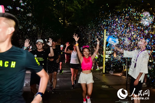 運動愛好者參加上海外灘楓徑NIKE熒光跑。圖片由BFC外灘金融中心提供