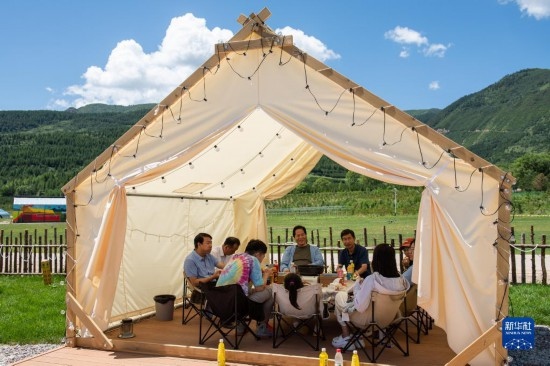 8月12日，游客在寧夏固原市涇源縣大灣鄉(xiāng)楊嶺村品嘗當(dāng)?shù)孛朗?。新華社記者 李旭倫 攝