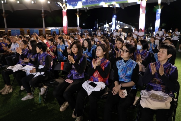 第三屆中國女子圍棋名人戰(zhàn)本賽32棋手悉數(shù)亮相開幕式。人民網(wǎng)記者 李乃妍攝