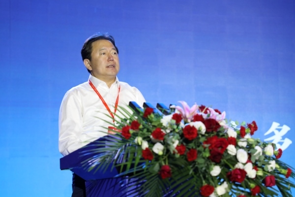 鄂爾多斯市委常委、伊金霍洛旗委書記華瑞鋒致辭。人民網(wǎng)記者 李乃妍攝