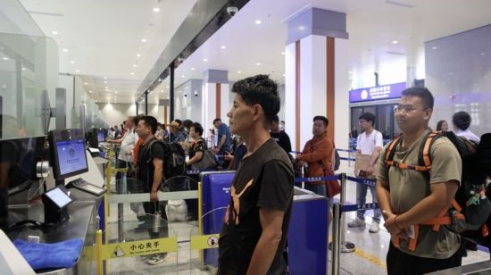 6月13日，乘坐中老鐵路國際旅客列車的旅客在磨憨邊檢大廳排隊候檢。李揚(yáng) 攝