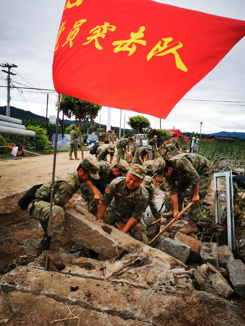 8月7日，陸軍第78集團(tuán)軍某旅組織黨員突擊隊(duì)在吉林舒蘭市七里鄉(xiāng)清理路障。新華社發(fā)（劉洋 攝）