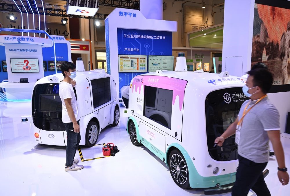 中國制造的智能汽車模型在2021金磚國家新工業(yè)革命展現(xiàn)場展出（2021年9月9日攝）。新華社記者 林善傳 攝