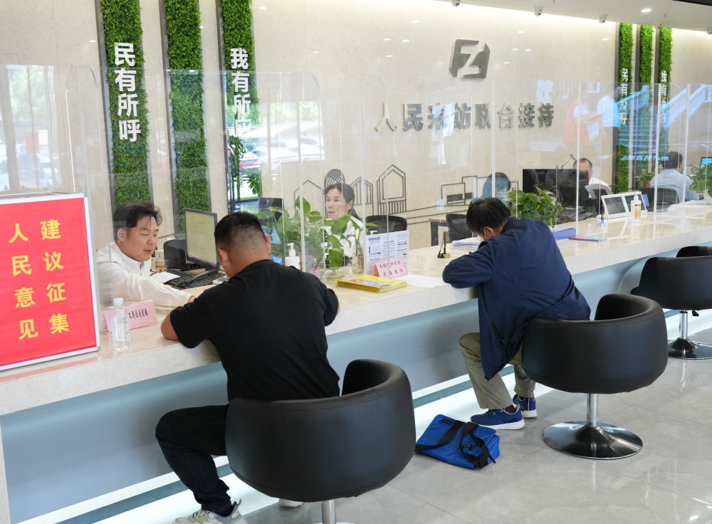 在杭州市余杭區(qū)社會治理中心，工作人員在接待前來上訪的群眾（5月25日攝）。新華社記者 翁忻旸 攝